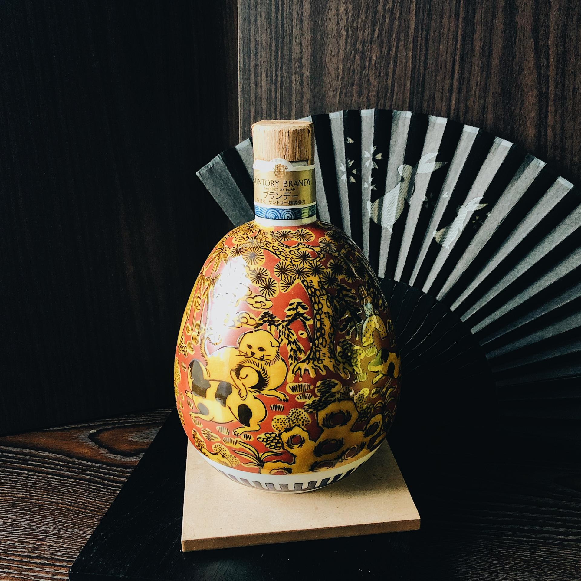 1993年三得利金花白兰地九谷烧芜型红地黄彩犬遊文陶瓷瓶40% 600ml 木 